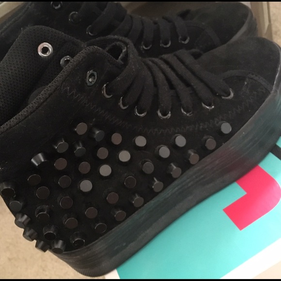 Jeffrey Campbell play