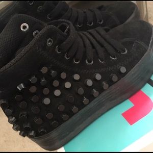 Jeffrey Campbell play