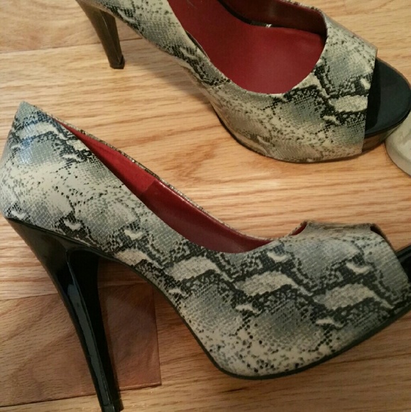 Jessica Simpson heel