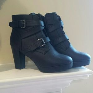 Spazzo black closed toe booties