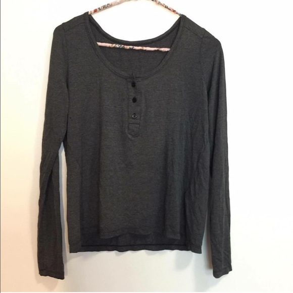 ❌SOLD❌Gray Cammie Top - Picture 1 of 1
