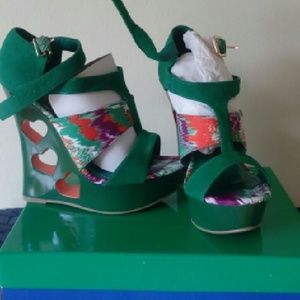 Green heart detail wedges