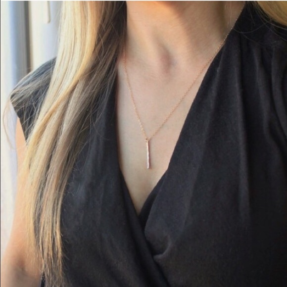 💜 Gold Bar Necklace - Picture 3 of 4