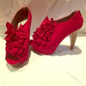 Red ruffle peek-a-boo pumps!