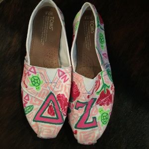 Hand painted delta zeta toms