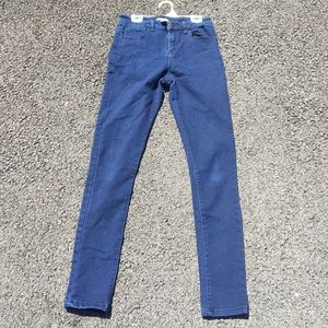 High wasted blue jeans and white top.