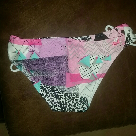 Bikini - Picture 2 of 3