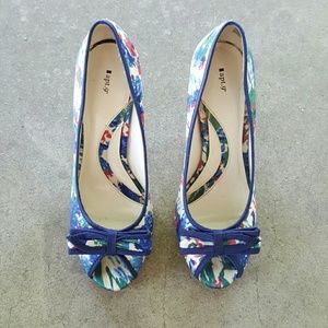 Apt 9 abstract bow heels with peep toe