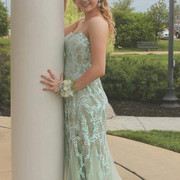 Pistachio color green prom dress! - Picture 1 of 3
