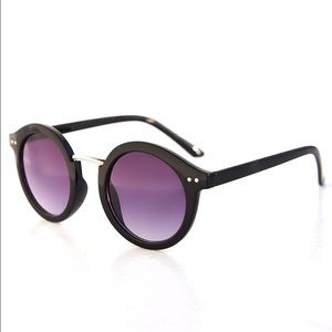 Round Frame Sunglasses w/ Metal Bridge
