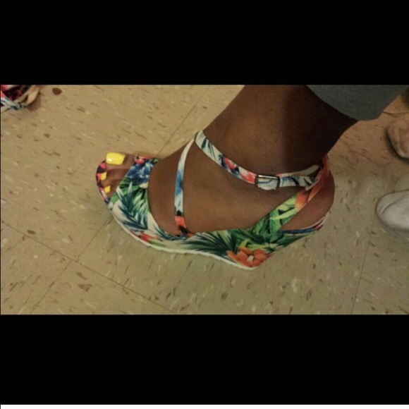Flowery Wedge heel 🌺