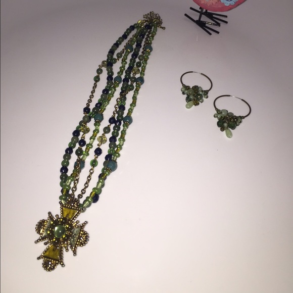 BEAUTIFUL BEADED GREEN TONE NECKLACE & earrings