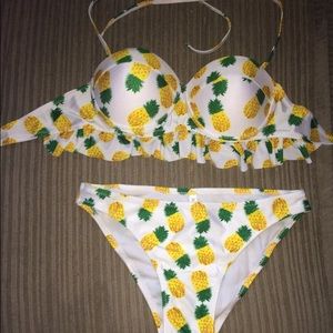 Size M bathing suit, top and bottom are both M