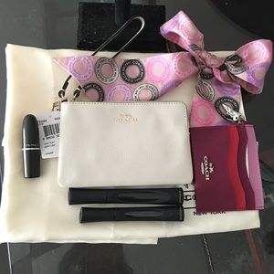 NWT Authentic COACH L-zip Wristlet Chalk leather