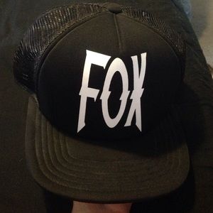 Flat brim snap back. Fox.