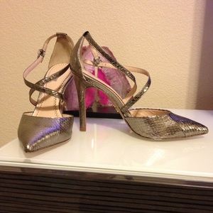 Pour La Victoire Pewter Snake Embossed Heel