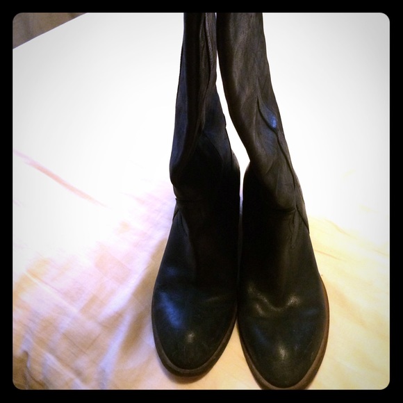 Gorgeous black boots!