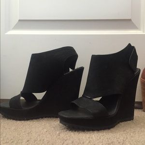 Vince Camuto black wedges