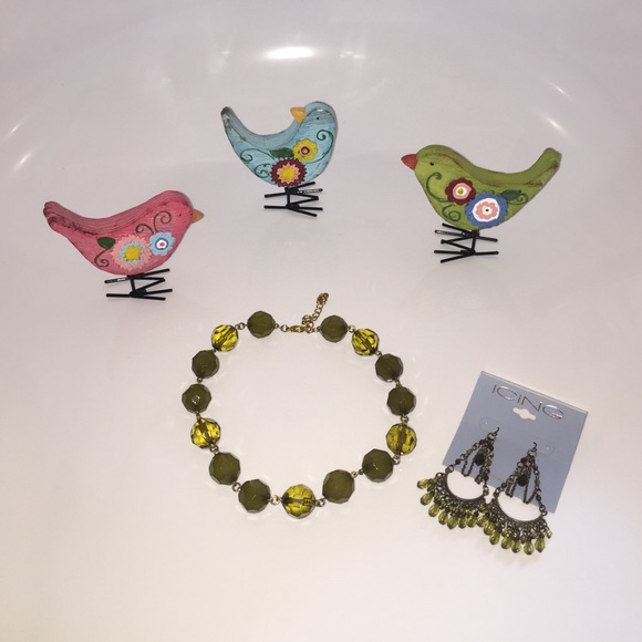 GREEN BEAD NECKLACE AND EARRINGs