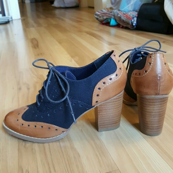 Oxford Style Chunky Heels - Picture 3 of 3