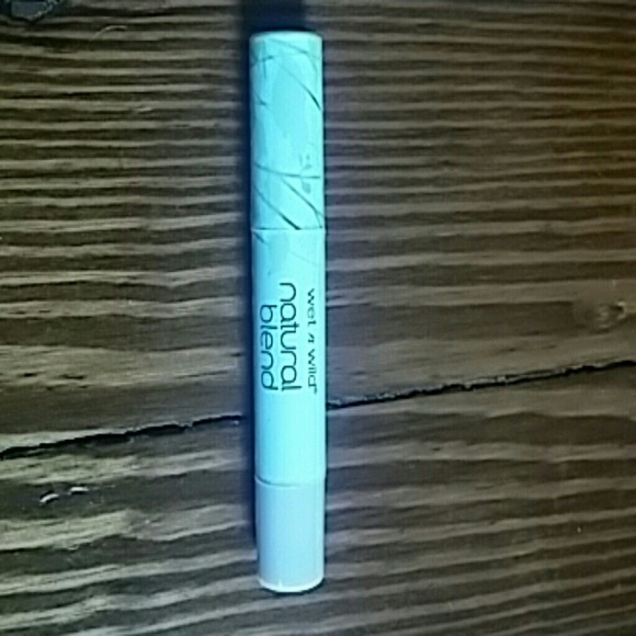 Im selling a wet n wild natural blend lip shimmer - Picture 1 of 2