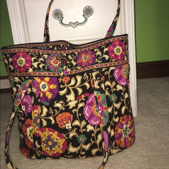 VERA BRADLEY TOTE ON SALE NOW! 🌸
