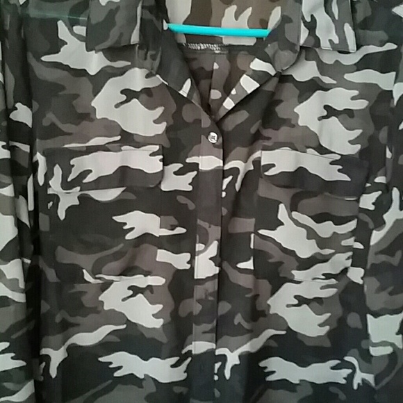 Sheer camouflage top from Old Navy - Picture 3 of 3