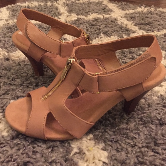 Adrienne Vittadini tan/nude heels