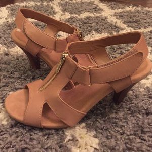 Adrienne Vittadini tan/nude heels