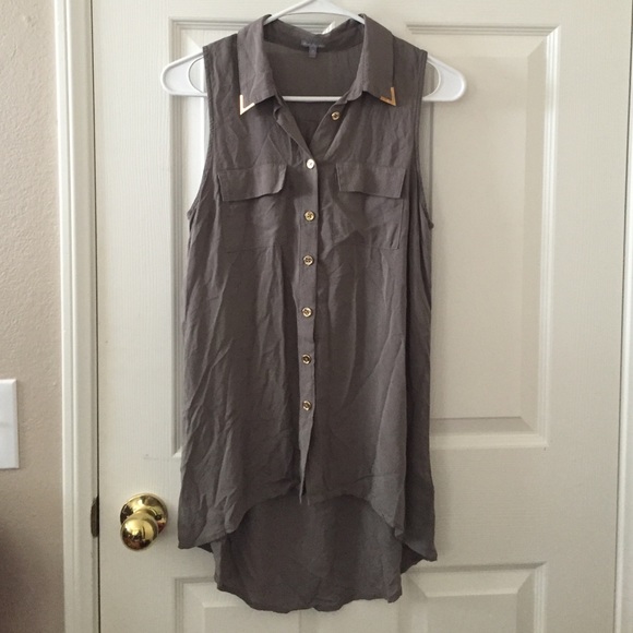 ❤️SOLD❤️ Sleeveless button up top - Picture 1 of 3