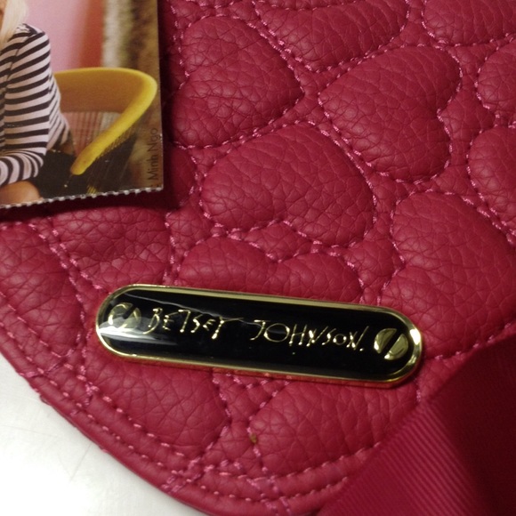 Betsey Johnson Leather Magenta Heart Zip Coinpurse - Picture 2 of 3