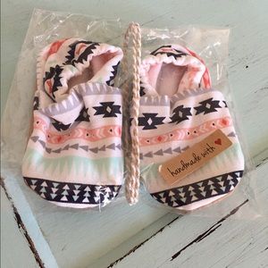 NWT Aztec print baby moccasins