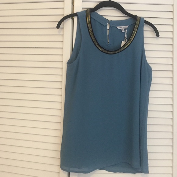 Ribbon detailed tank.