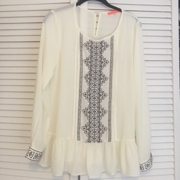 Embroider detail peasant blouse.