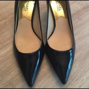 Michael Kors Navy Pumps Heels Size 6.5 NWT