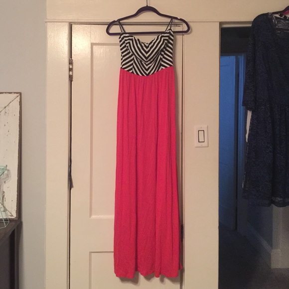 Forever 21 pink maxi dress w/ black white chevron