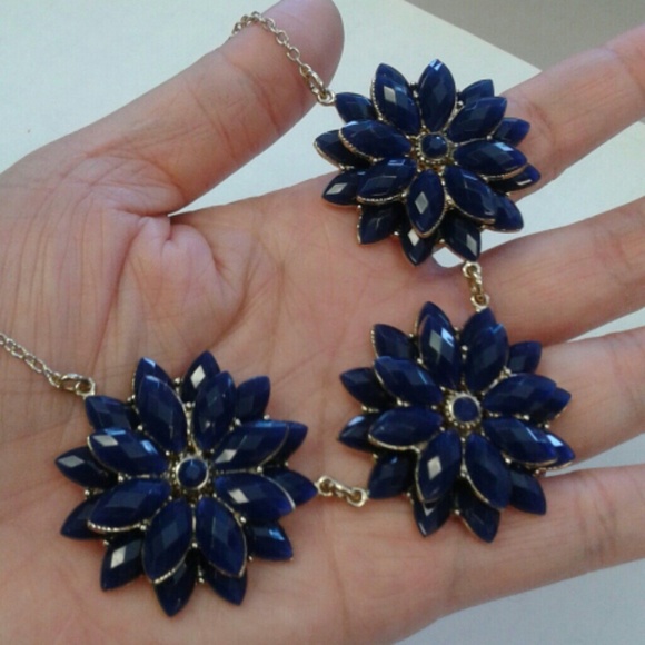 ⚡ Flash Sale  Royal Blue Flower statement necklace - Picture 2 of 3