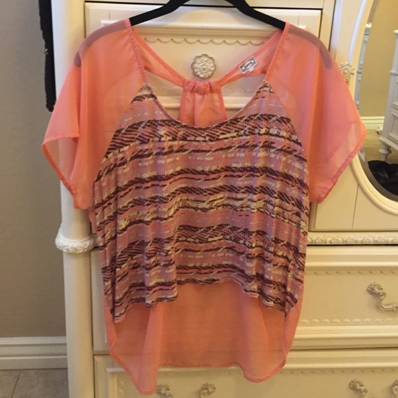 Cute high-low crop top with cut out back - Picture 1 of 2