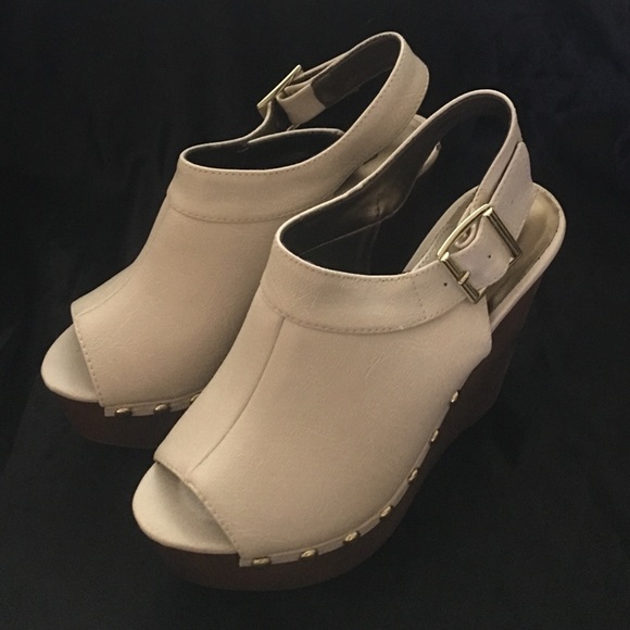 🌟SOLD ON MERCARI🌟Peep Toe Tan Wedges