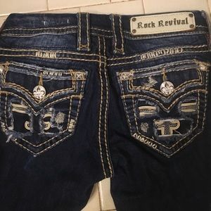 Rock Revival distressed jeans, straight legged !