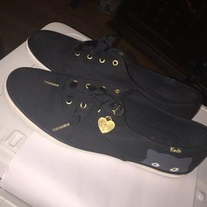 Sneaky cat black Keds