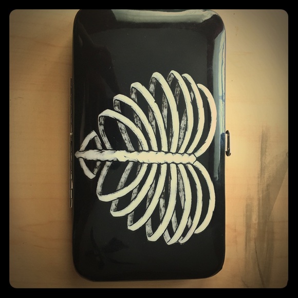 Rib cage heart iPhone wallet - Picture 1 of 3