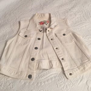 White denim vest size Large👇🏻👇🏻👇🏻