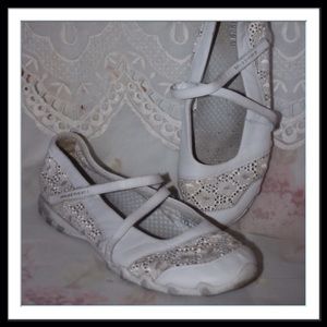 White leather & lace shoes flats Sketchers size 10