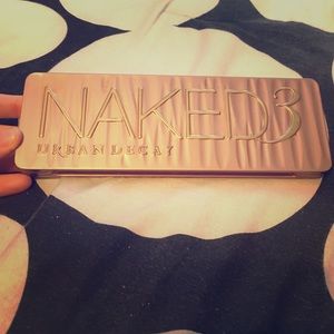 authentic Naked 3 pallet comes with brush