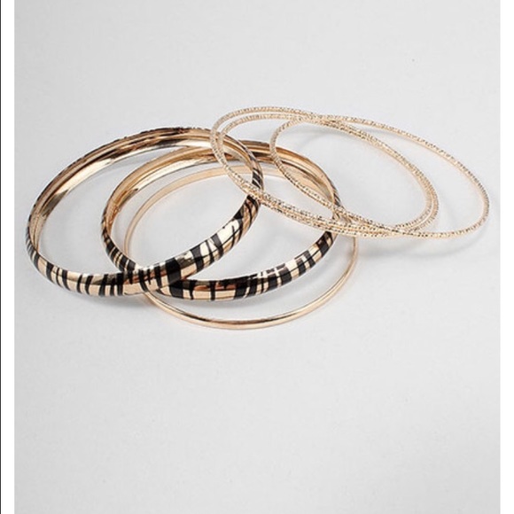 Set of 5 bracelets!