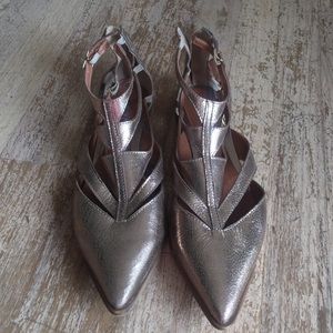 Gold metallic ankle strap sandals SZ 7 Club Nico