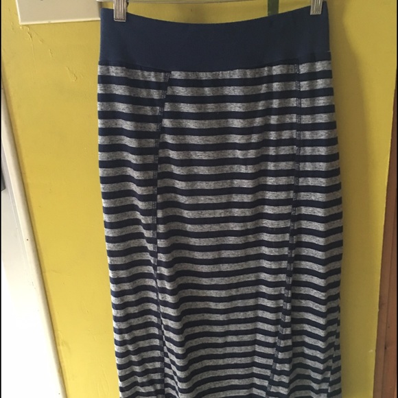 Stretchy elastic-waist knee-length pencil skirt