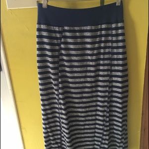 Stretchy elastic-waist knee-length pencil skirt