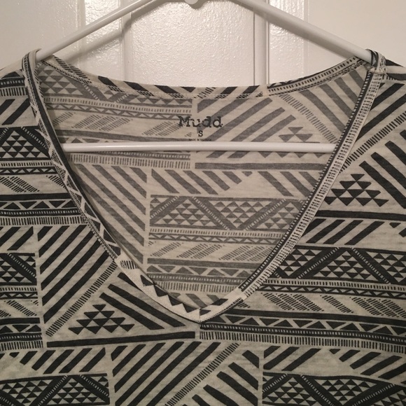 Aztec Geometric V Neck - Picture 3 of 3
